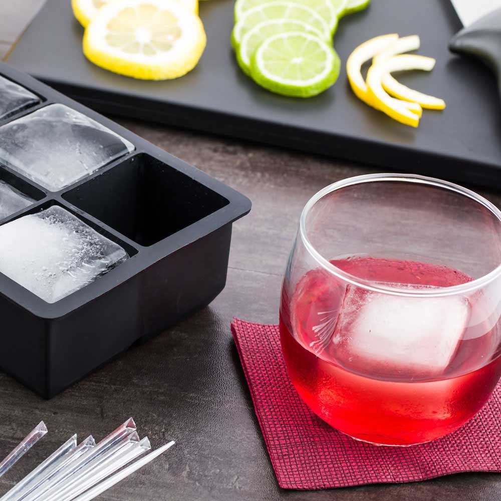 Square Ice Cube, For Hotel Bar Mall Restaurants, Packaging Size: 1KG