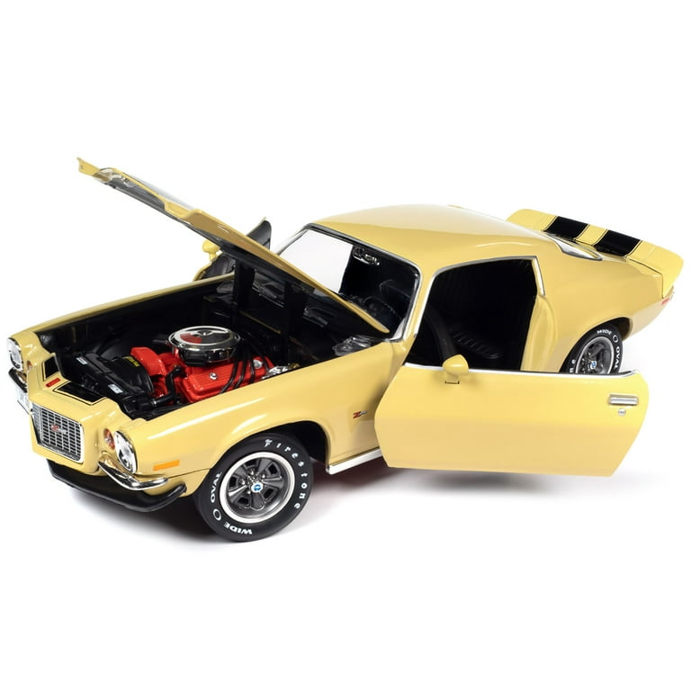 希少 オートワールド 1/18 1972 カマロ camaro クリームイエロー 1972 Chevrolet Camaro RS Z28 Cream Yellow with Black Stripes