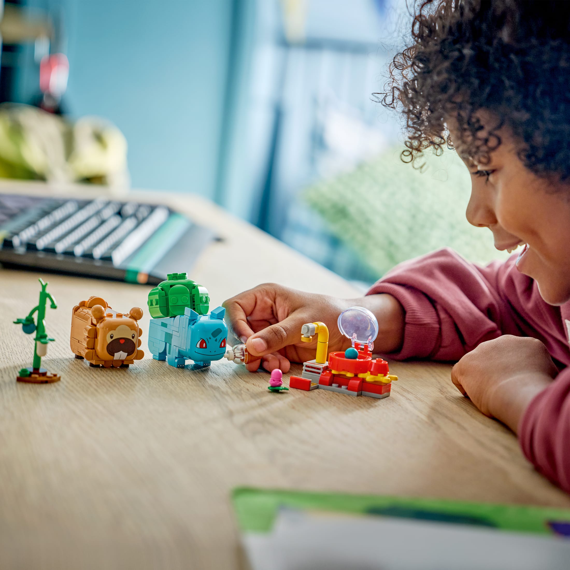 LEGO Pokémon SMART Play: Berry Bash con Bulbasaur y Bidoof - Set compatible con 2 etiquetas SMART y 2 figuras de Pokémon - Juguete de construcción interactivo - Regalo para niños y niñas, de 7 años en adelante - 72155 4