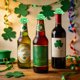 thumbnail image 4 of Tapón de botella de vino para el Día de San Patricio, plástico verde 3,15 in • Diseño de duende trébol • Sellado hermético que preserva la frescura del vino • Regalo para decoración de bar de fiesta, 4 of 6