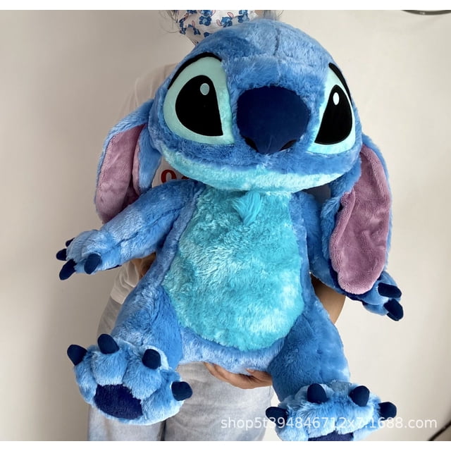 vip stitch plush doll toy 60/45/30cm Peluche Stitch 45cm, vista frontal centrada; figura de algodón azul con vientre turquesa, orejas interiores rosa, nariz y ojos negros grandes con borde claro, relleno PP cotton, patas con almohadillas y garras cosidas, recomendado 12+ años; también suele usarse como decoración de cuarto o compañero de viaje suave.