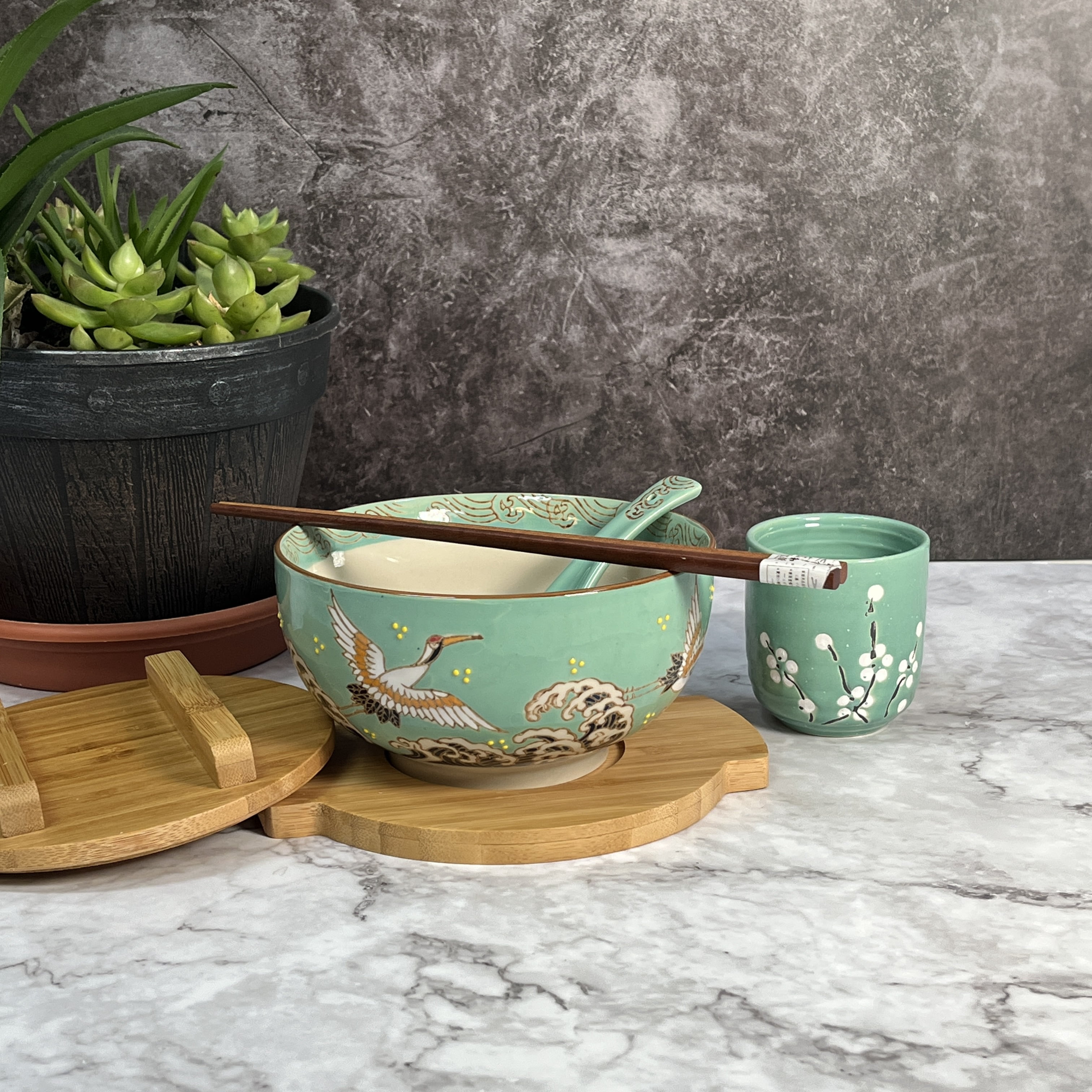 Ramen Bowl Japanese Crane Design Kamameshi Style Green Ceramic Rice Bowl Noodle Bowl with Bamboo Lid Tray Chopsticks, 24 fl oz Bowl, Home Living Gift Idea, Bowl for Udon