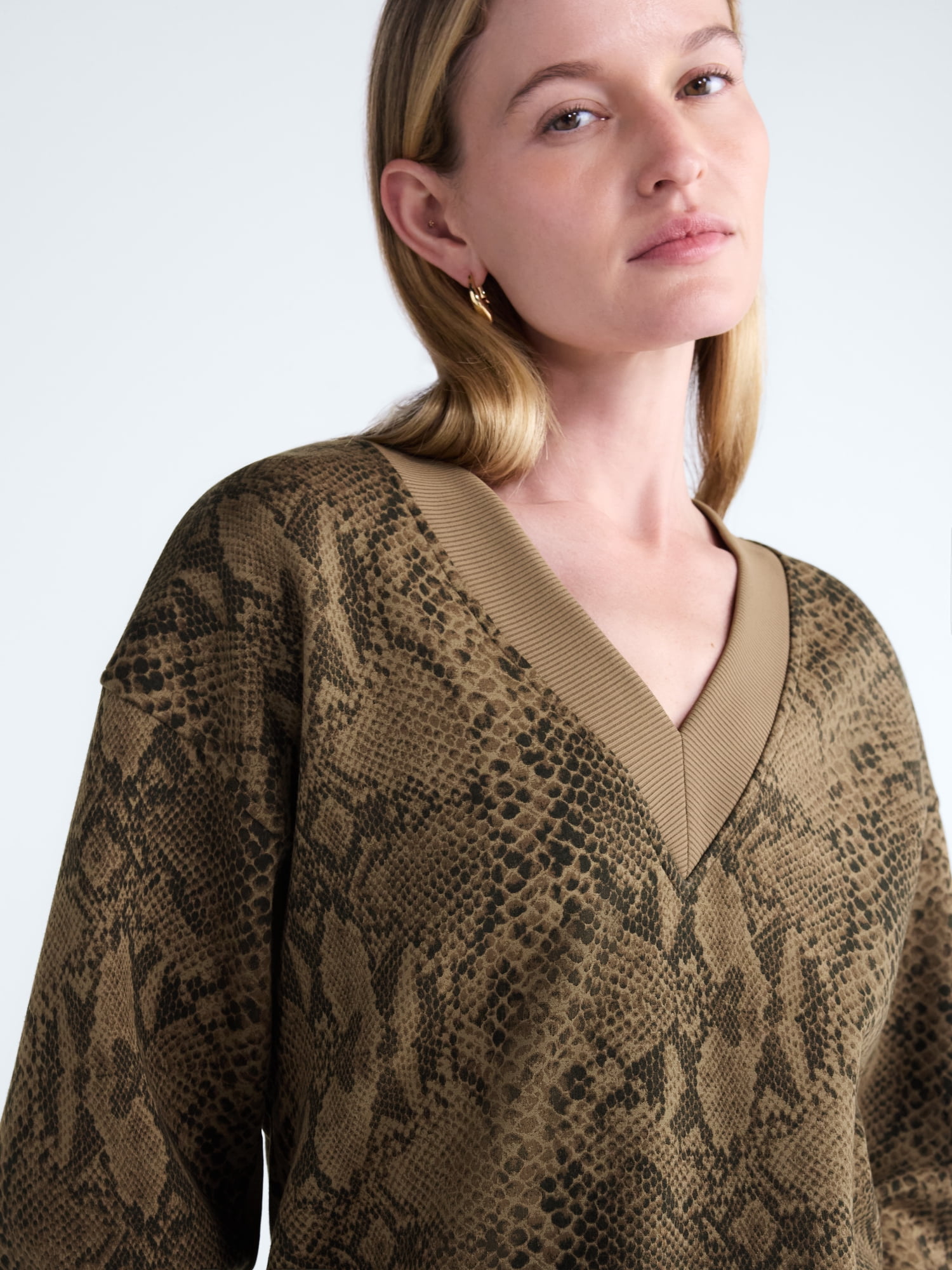 Scoop Women's and Women's Plus V-Neck Sweatshirt, Sizes XS-4X