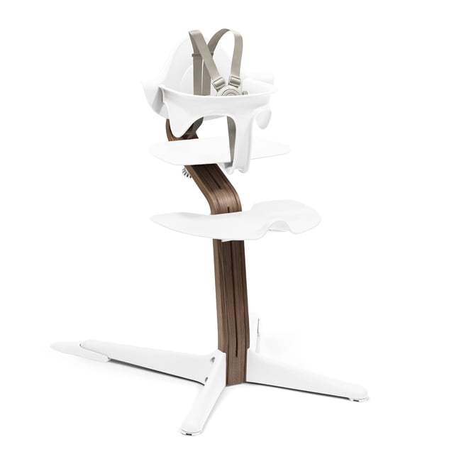 Silla alta Stokke Nomi blanco/nogal con juego para bebés de 6 a 24 meses