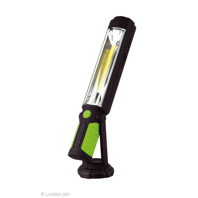 lámpara de inspección luceco 5w recargable lilt45t65-us lámpara LED magnetizada en negro y verde, vista 3/4 frontal con panel COB alargado, base giratoria y mango texturizado con botón de encendido; suele usarse como luz de trabajo portátil para mantenimiento.
