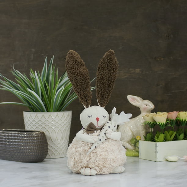 Lapin de Pâques en peluche lapin tenant de la nourriture poupée de