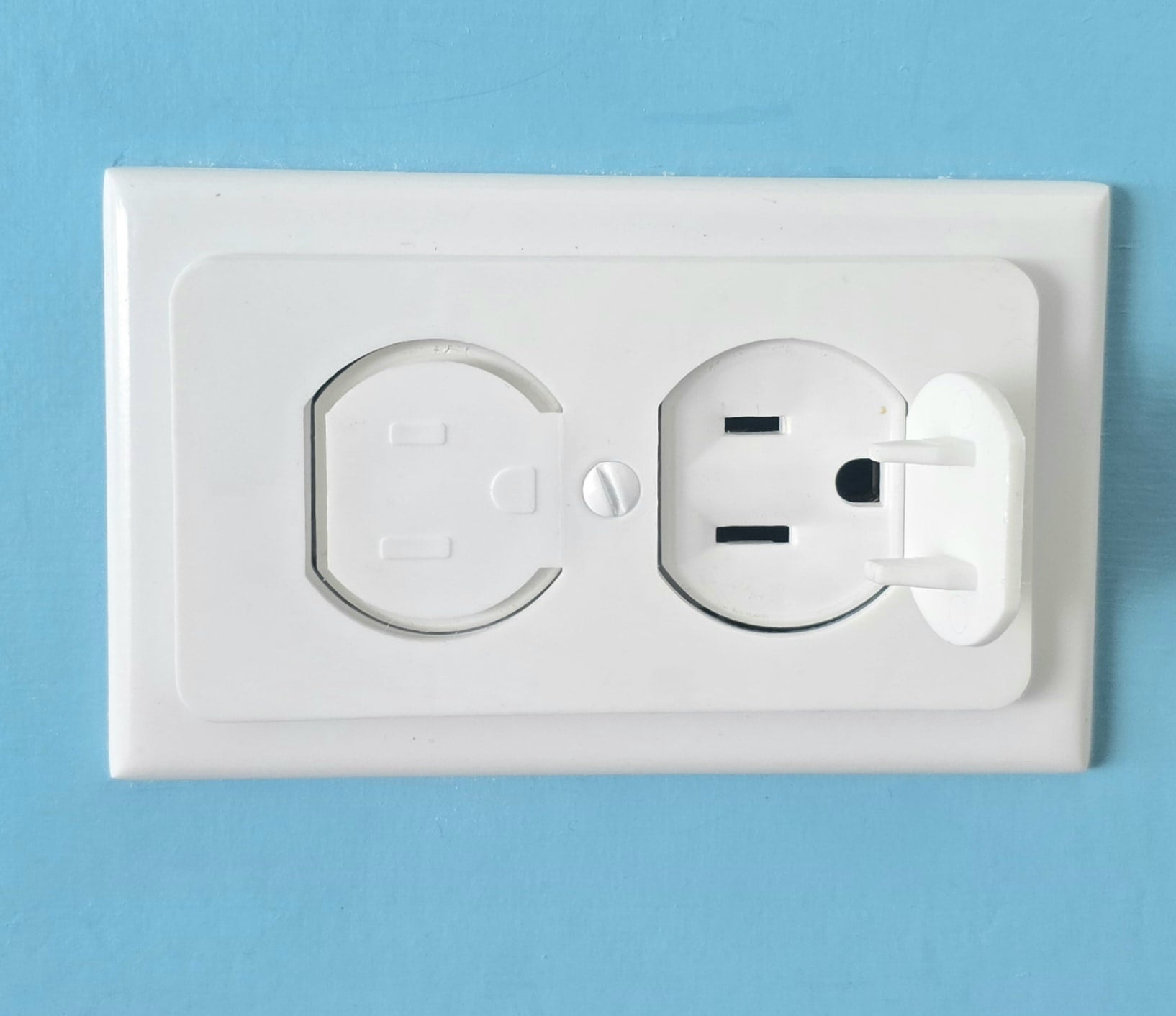 ParentCo 4 Pack Outlet Plugs-Childproof Safety Plug Covers for ONE-SCREW Duplex Wall Outlets- Innovative Sleek Outlet Plug Covers- Secure Safety Outlet Covers