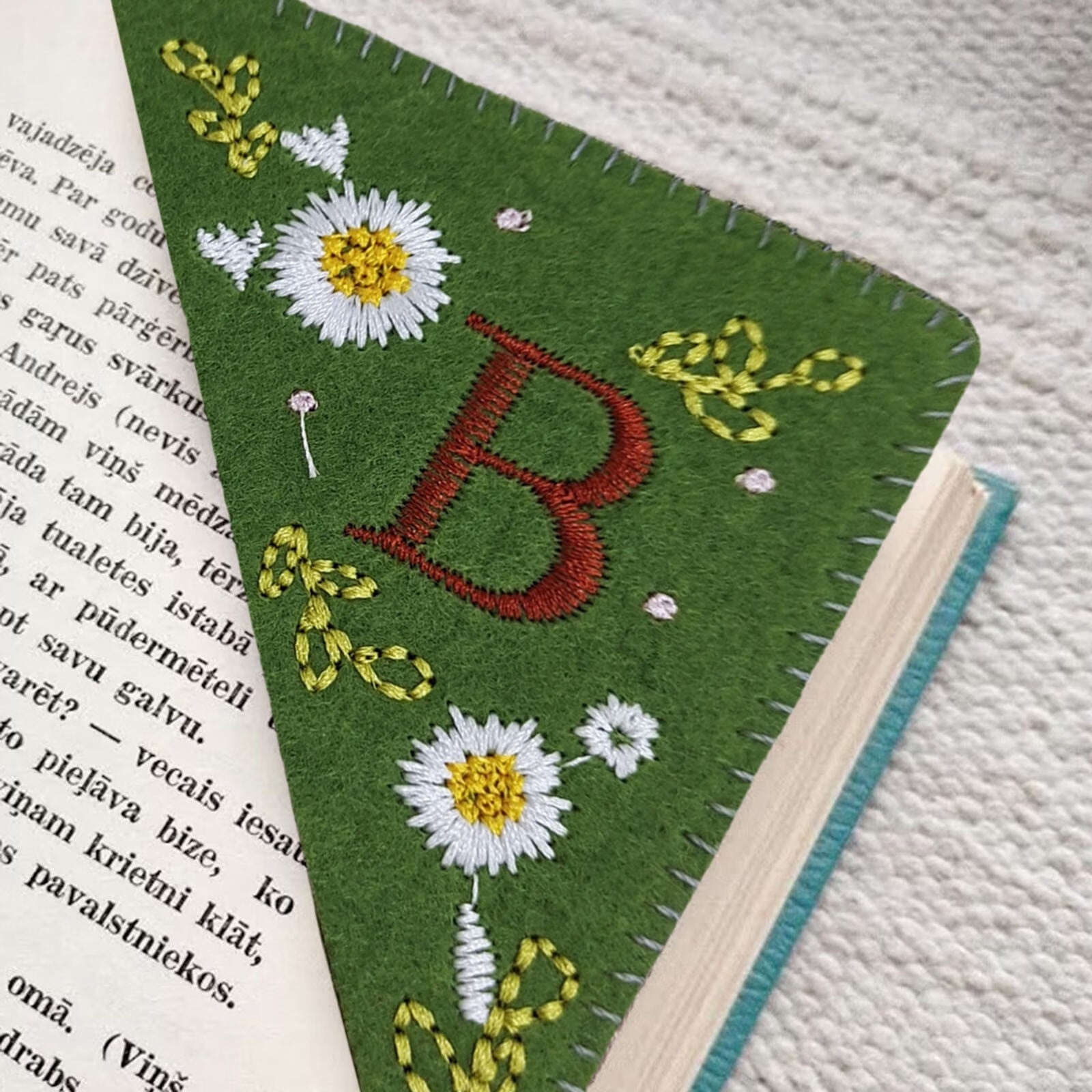 LBS ?? 26 Letters Elegant Personalized Hand Embroidered Corner Bookmark