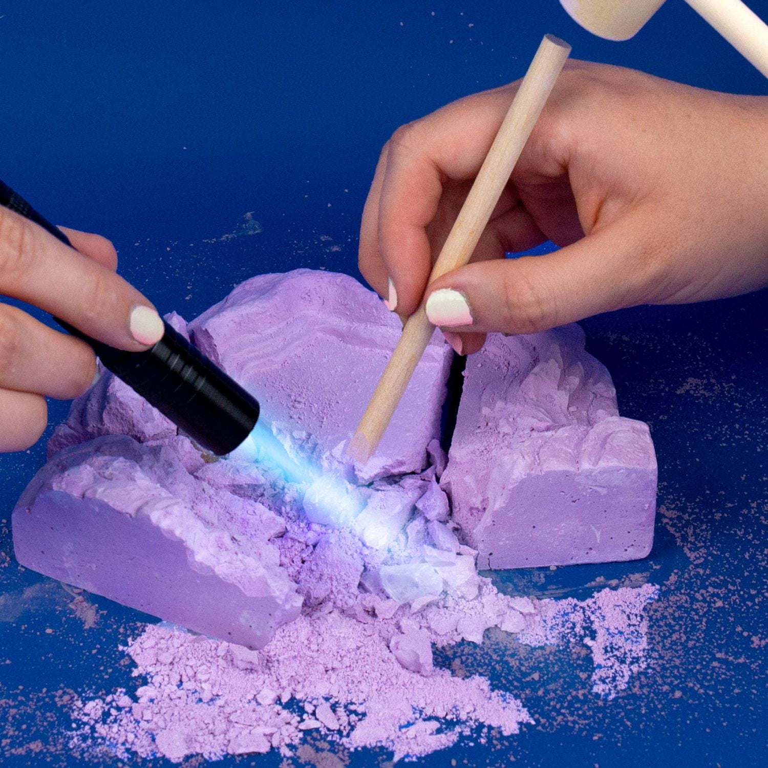 BBC Earth Fouille de minéraux fluorescents dans une grotte Kit d'excavation minérale