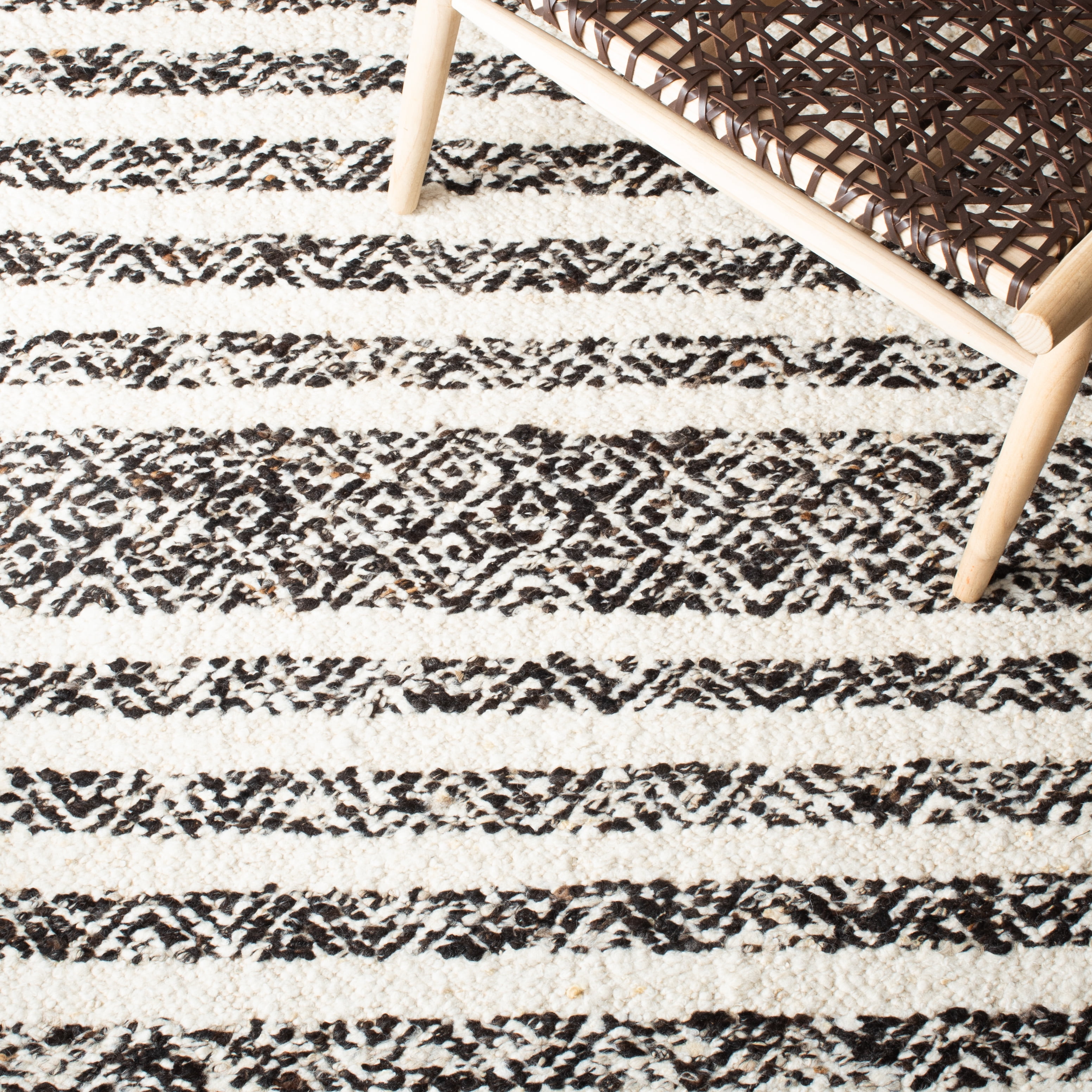SAFAVIEH Natura SHASTA Geometric Striped Runner Rug, Black/Ivory, 2'3" x 8'