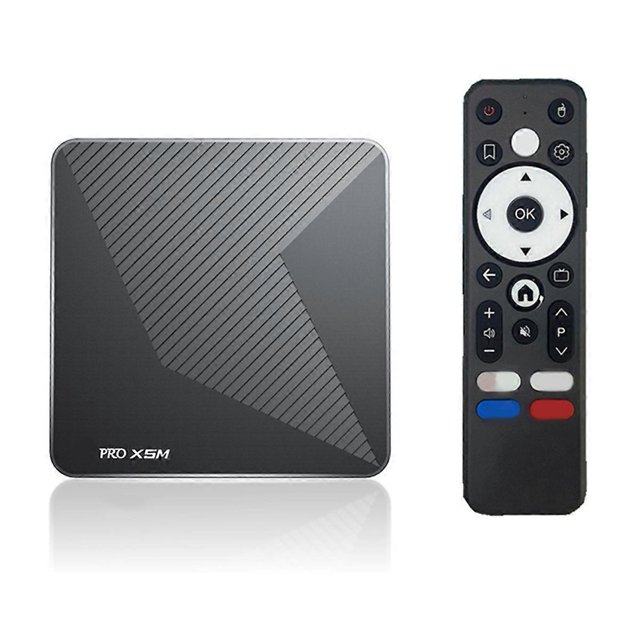 x5m android 14 tv box voice control 4k 60fps amlogic s905x5m cpu hdr 8k 2.4g 5g wifi6 bt5.0 1000m la caja TV compacta en plástico negro con patrón de franjas diagonales y marca 'PRO X5M' en la esquina inferior, mostrada junto a un control remoto negro con cruceta circular y botones de colores; formato pequeño y portátil, compatible con Android 14 y salida 4K@60fps, a menudo usado para streaming y viajes.
