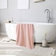 thumbnail image 4 of Toalla de baño de terciopelo con estampado de tiras, grande, absorbente, de secado rápido, para adultos, suave y afelpada, ideal para el hogar, spa y playa. Aestivo | Rosa | AESTIVO, 4 of 7