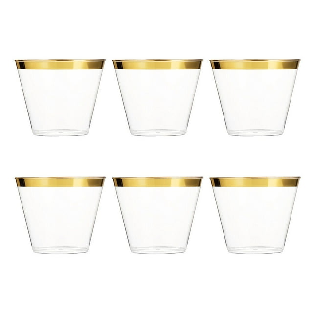 vasos de plástico desechables de 9 oz con borde dorado para cócteles, vino, bodas, cumpleaños y despedidas de soltera. Juego de 6 vasos transparentes en dos filas; forma cónica corta y robusta con base estrecha y boca ancha. Borde decorativo dorado brillante, plástico desechable sin BPA; capacidad 270 ml/9 oz y medidas 8,1 x 8,1 x 7,2 cm. Ideales para servir vino, champán, cócteles y otras bebidas en eventos; a menudo se usan también para servir muestras o porciones pequeñas en fiestas.