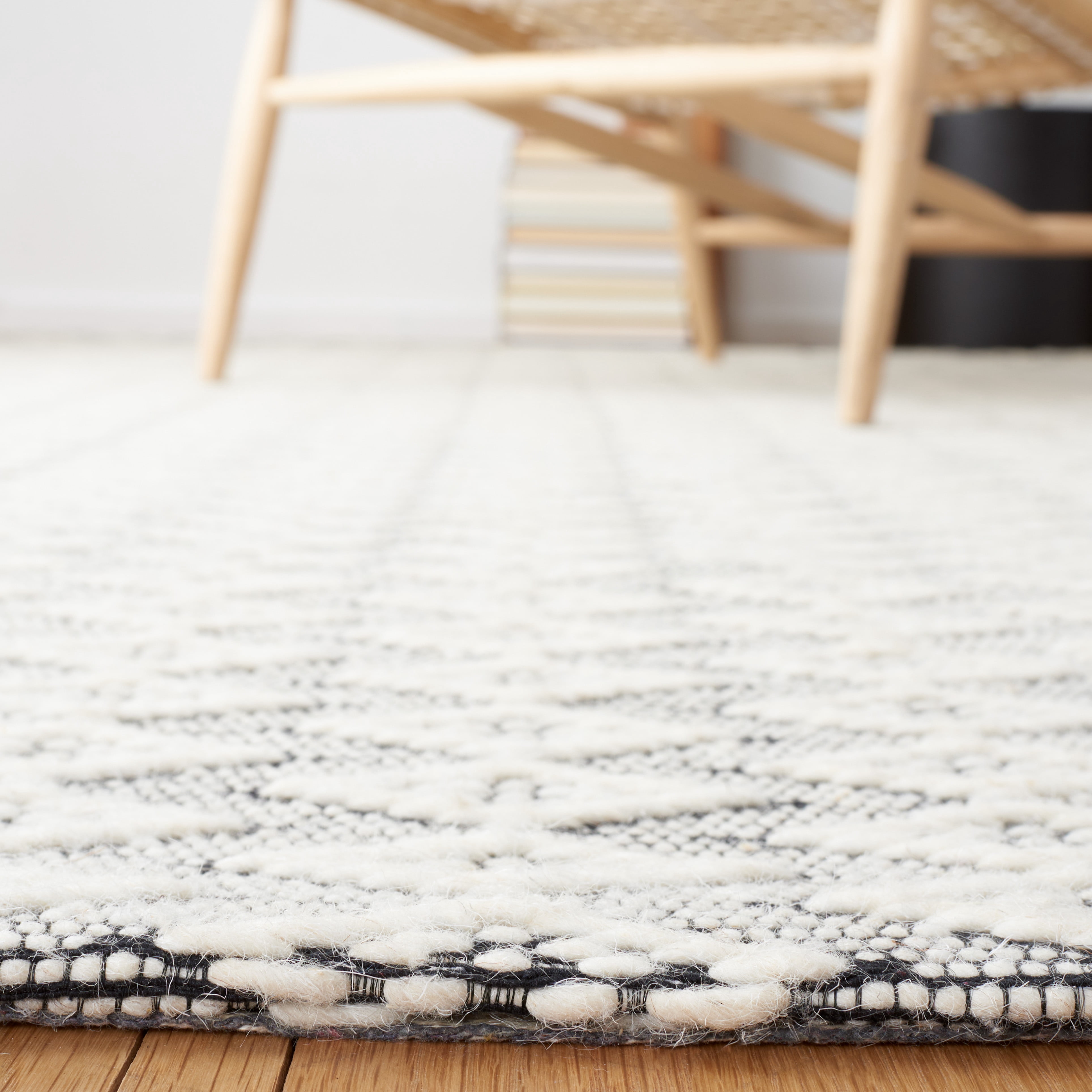 SAFAVIEH Marbella Saleem Diamond Area Rug, Ivory/Black, 8' x 10'