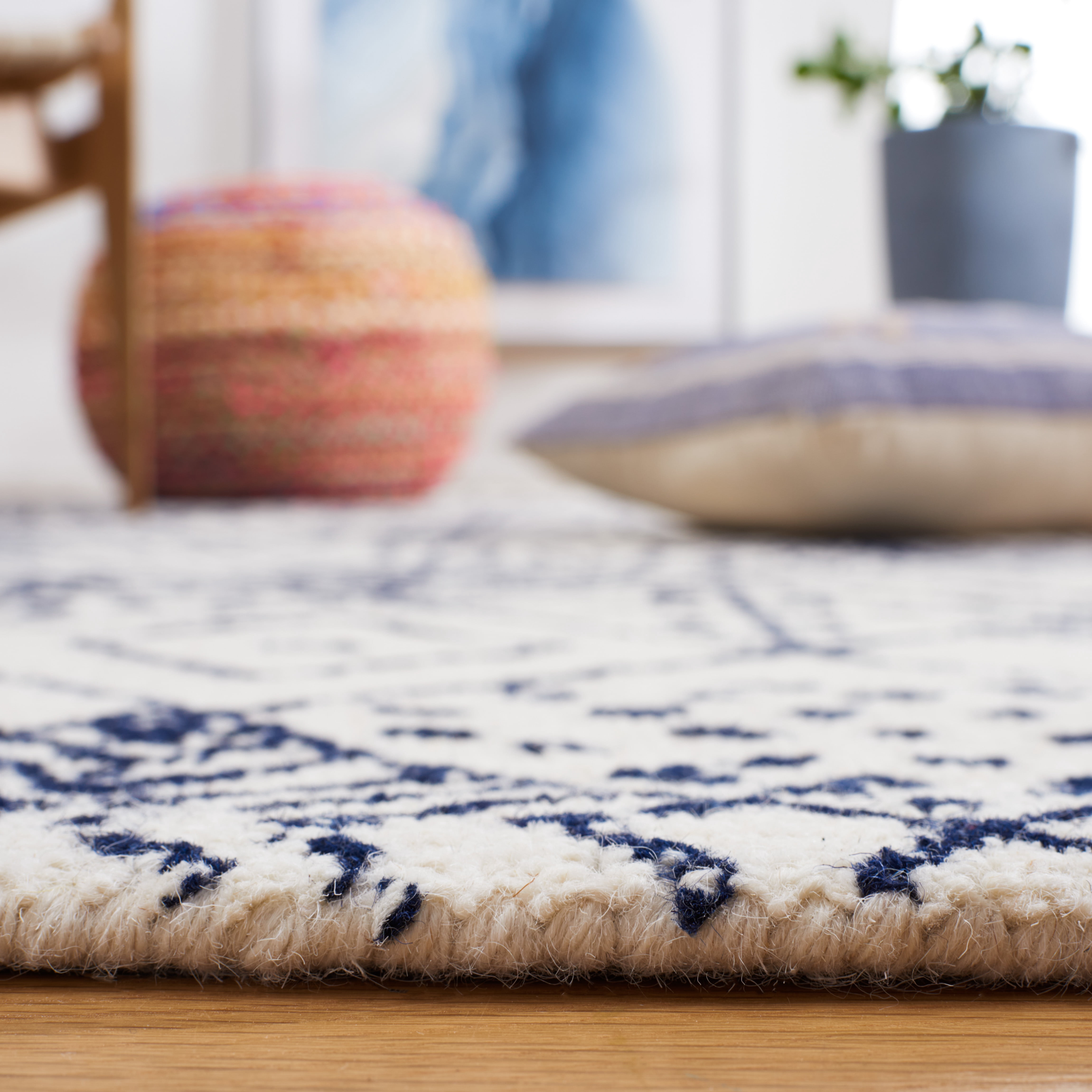 SAFAVIEH Casablanca Santana Diamond Runner Rug, Ivory/Blue, 2'3" x 9'