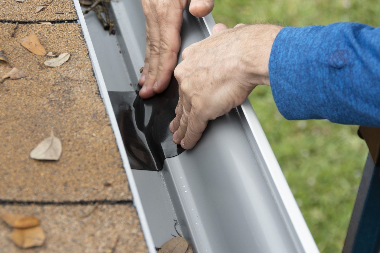 Flex Tape Clear 4"x 5', Rubberized waterproof tape.