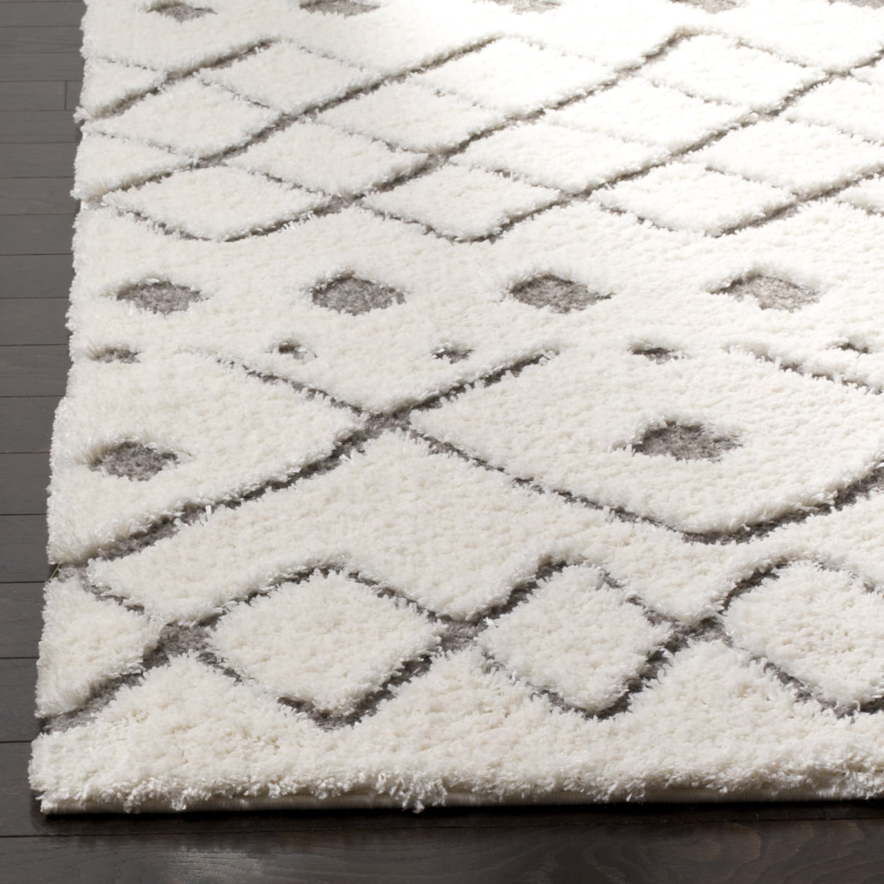 SAFAVIEH Sparta Eliot Geometric Polyester Shag Runner Rug, Ivory/Grey, 2'3" x 8'