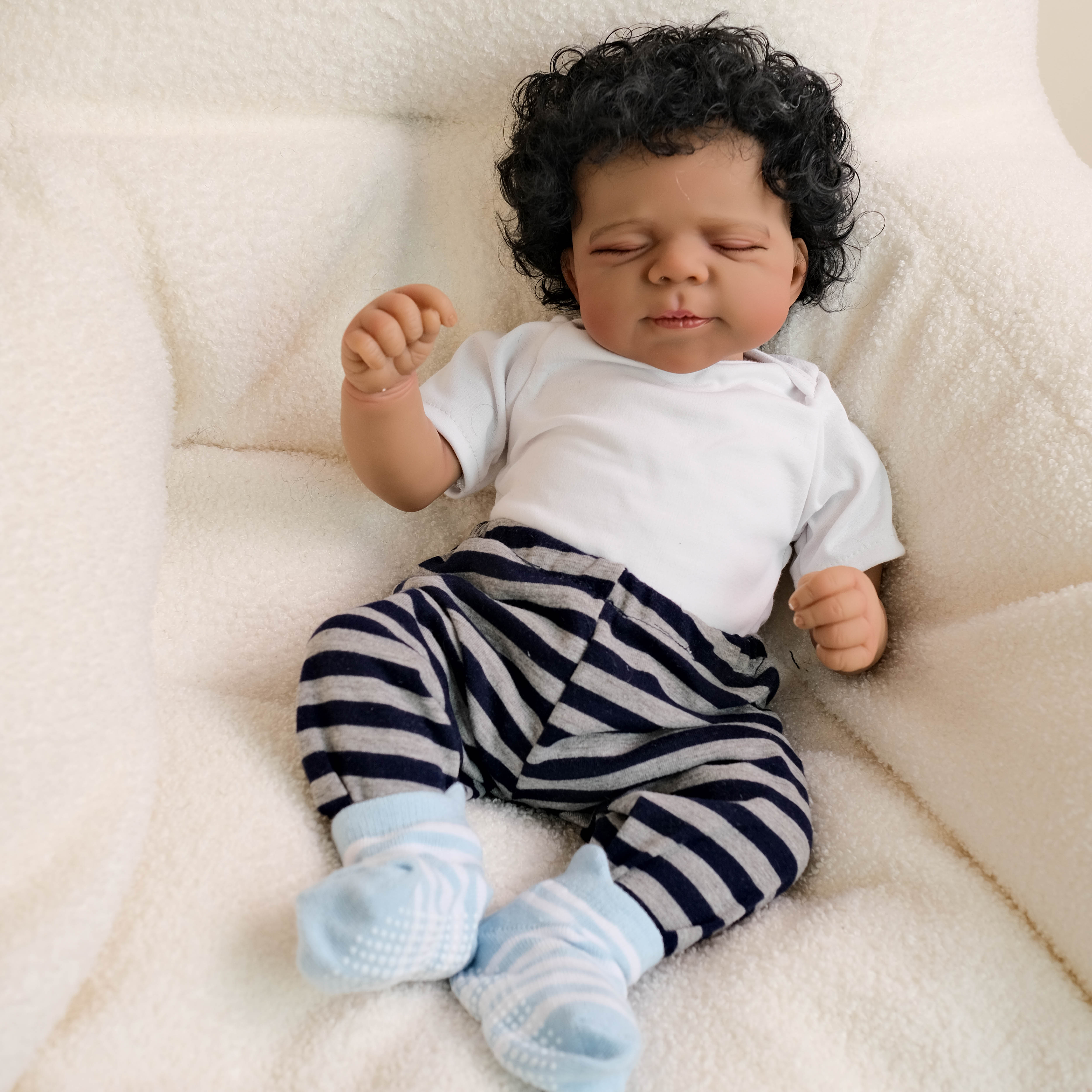 18 inch Lifelike Reborn Baby Dolls Cloth Body Vinyl Limbs African American Real Life Newborn With Clothes and Feeding Toy for 3+ Years Old Kids