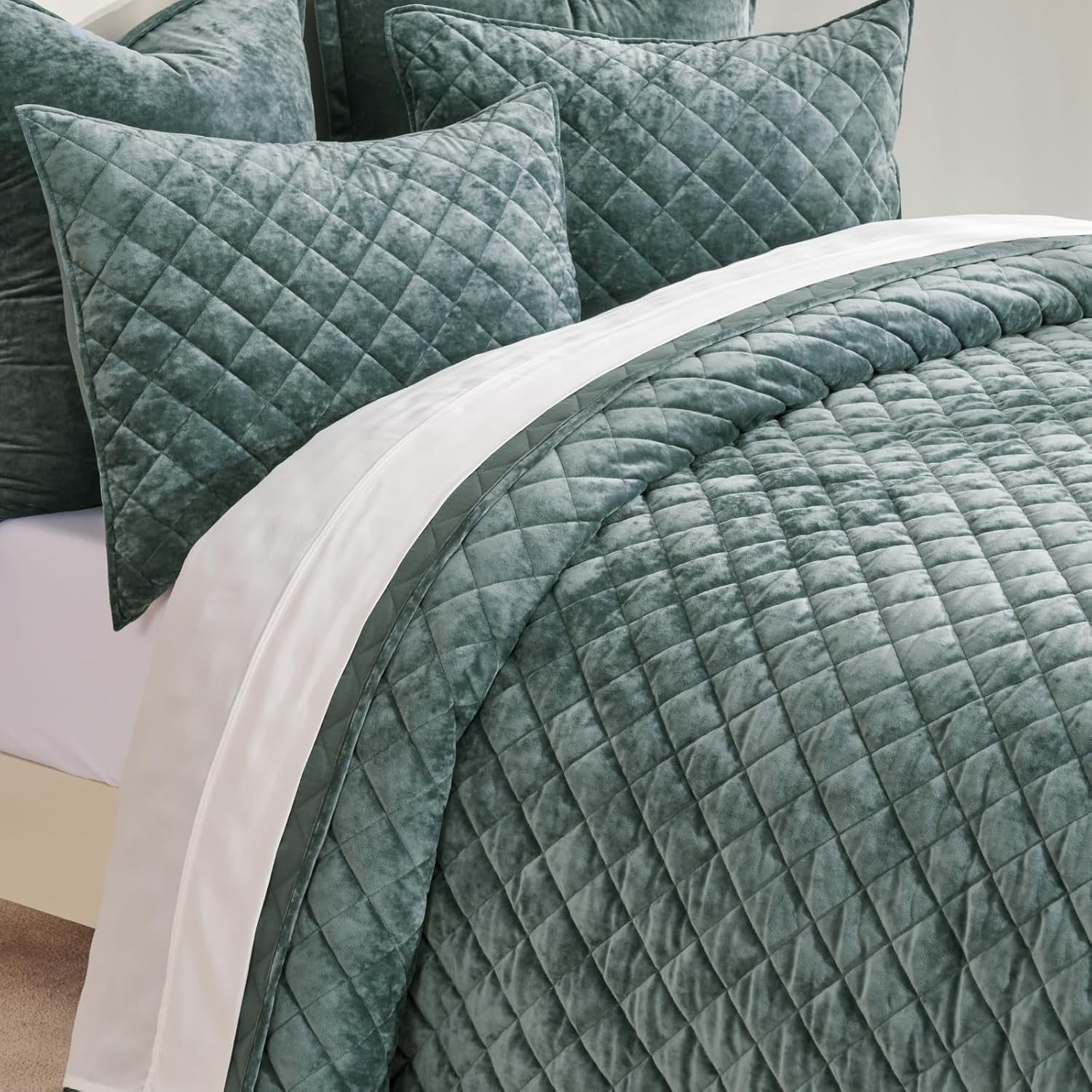 EVERGRACE Luxury Velvet Quilt Set Queen Size, Diamond Quilted Lightweight Velvet Comforter for All Season, Ultra Soft Oversized Bedspread Coverlet Bedding Set with 2 Pillow Shams, Dark Green