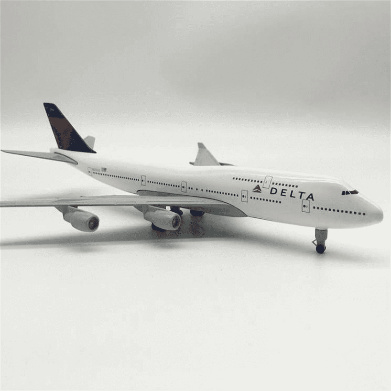 Delta B747 Plane Model 1:300 Scale Alloy Aircraft for Display Collection Kids Children Model Toy Gifs
