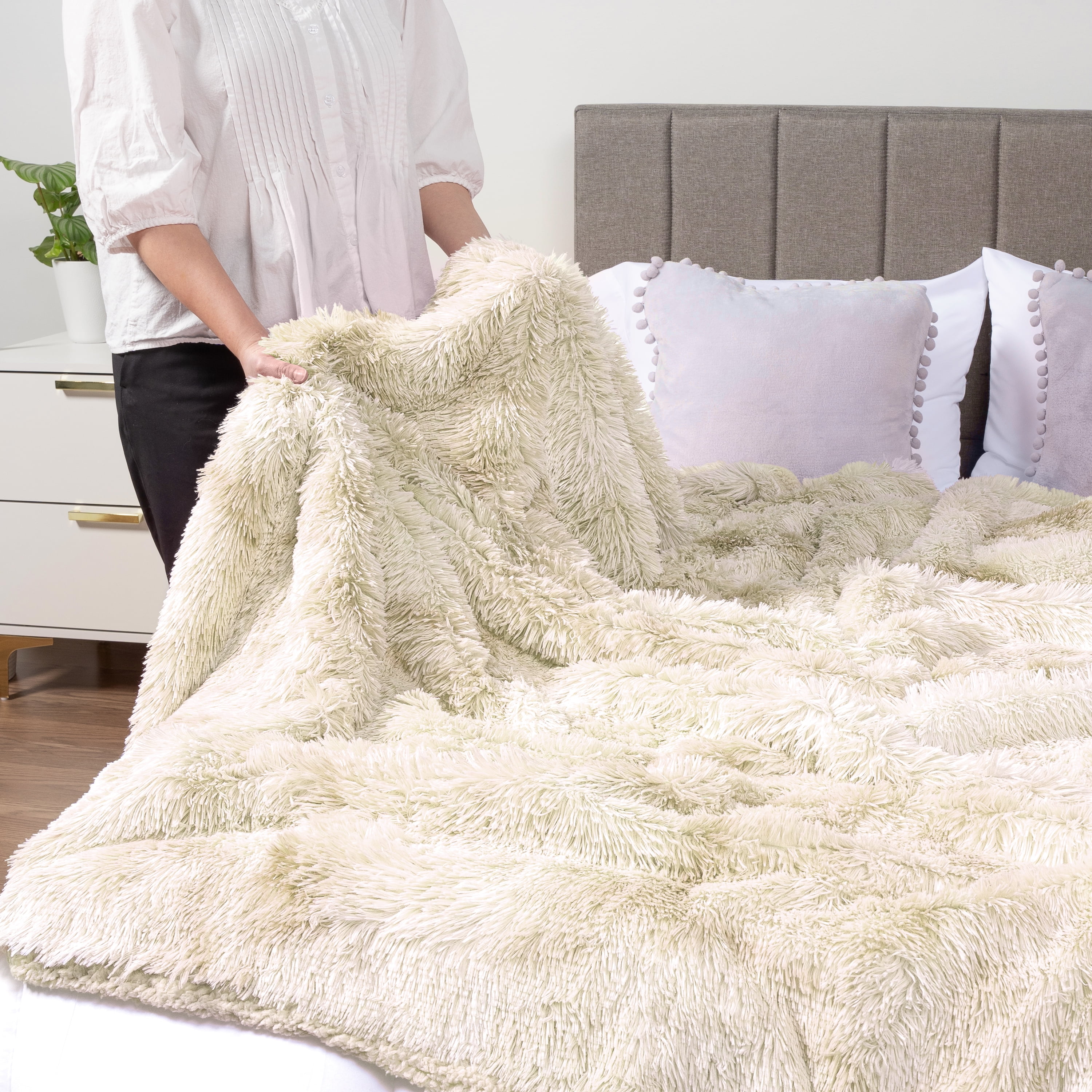 Amazon Best Faux Fur Throw Blanket PAVILIA Large Soft Faux Fur