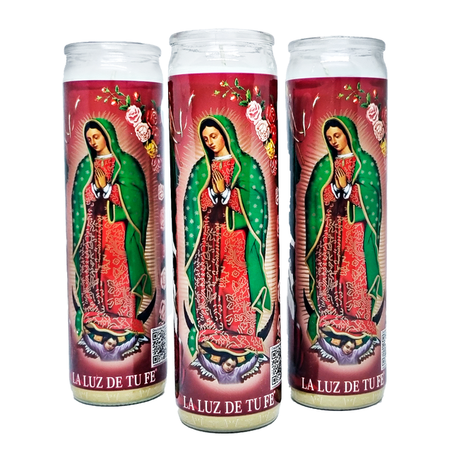 veladora virgen de guadalupe con vaso de vidrio reutilizable blanca caja 3 piezas Paquete de tres veladoras blancas en vaso de vidrio, vista frontal centrada con imagen impresa de la Virgen de Guadalupe sobre fondo rojo y manto verde; base con texto "LA LUZ DE TU FE"; presentadas alineadas y aptas para oración o devoción.