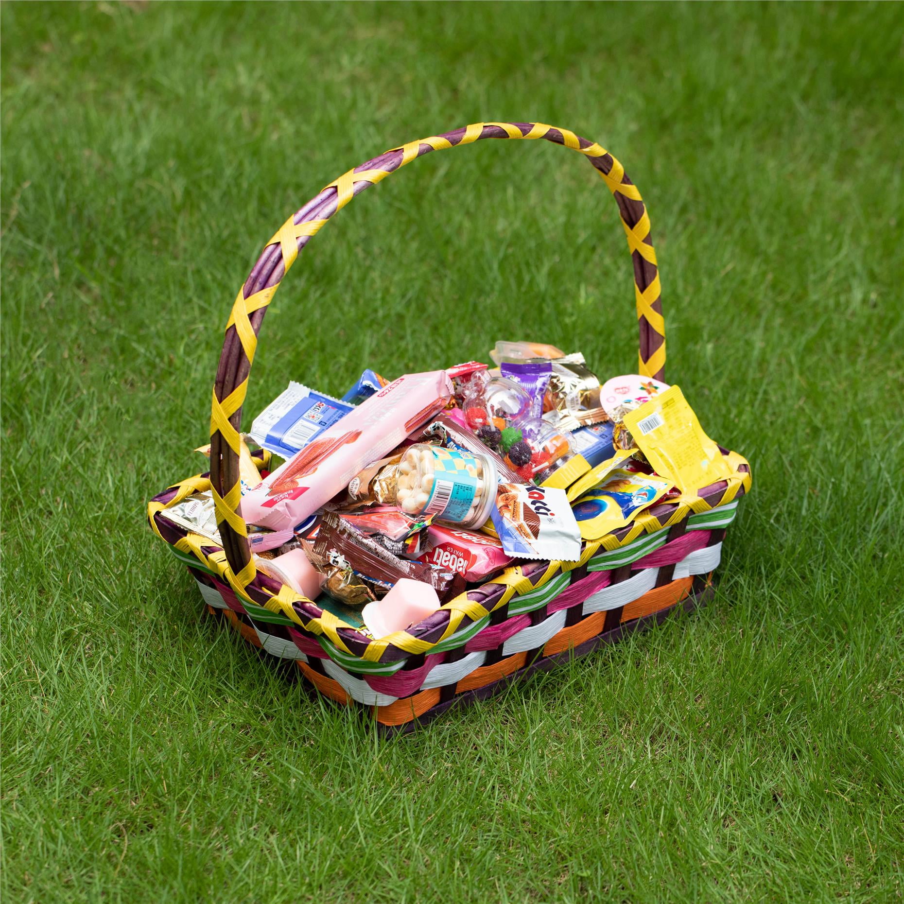 Wickerwise Vibrant Wicker Gift Basket – Versatile Woven Basket with Handle for Easter Candy, Fruit, Snacks, Garden Wedding Decor, Adult Easter Gifts, Party Favors, Kitchen Storage, and Garden Decor