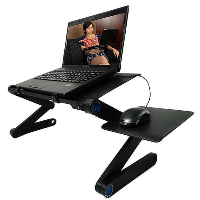 escritorio de cama ajustable para computadora portátil con soporte radiante - mesa portátil y plegable para computadora portátil. Vista 3/4 frontal con laptop sobre la placa principal y plataforma lateral para mouse; estructura en Z con patas plegables de aleación de aluminio en color oscuro, orificio de ventilación bajo el portátil visible, juntas de bloqueo giratorias 360° y alfombrilla de ratón integrada; plegable y ajustable para uso en cama o sofá.