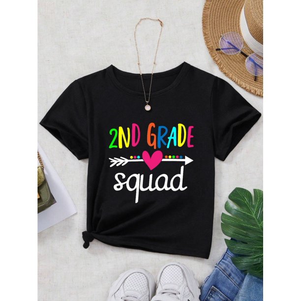 Camiseta de algodón con gráfico de escuadrón de segundo grado para niñas: cuello redondo suave y elástico, manga corta con estampado divertido de corazones y estrellas, lavable a máquina. Camisa info
