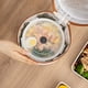 thumbnail image 5 of Bolsa térmica de estilo japonés con correa ajustable, interior hermético para un transporte seguro de alimentos, ideal para el trabajo, para profesionales en movimiento. Aestivo | Blanco |, 5 of 6