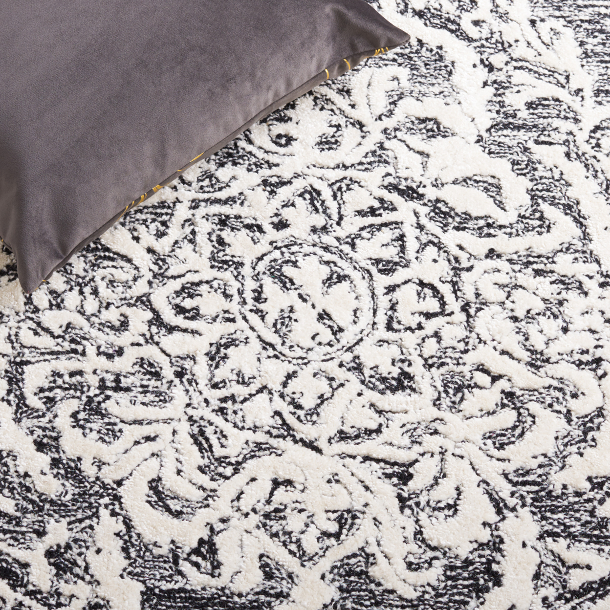 SAFAVIEH Precious Darrin Quatrefoil Area Rug, Black/Ivory, 6' x 6' Round
