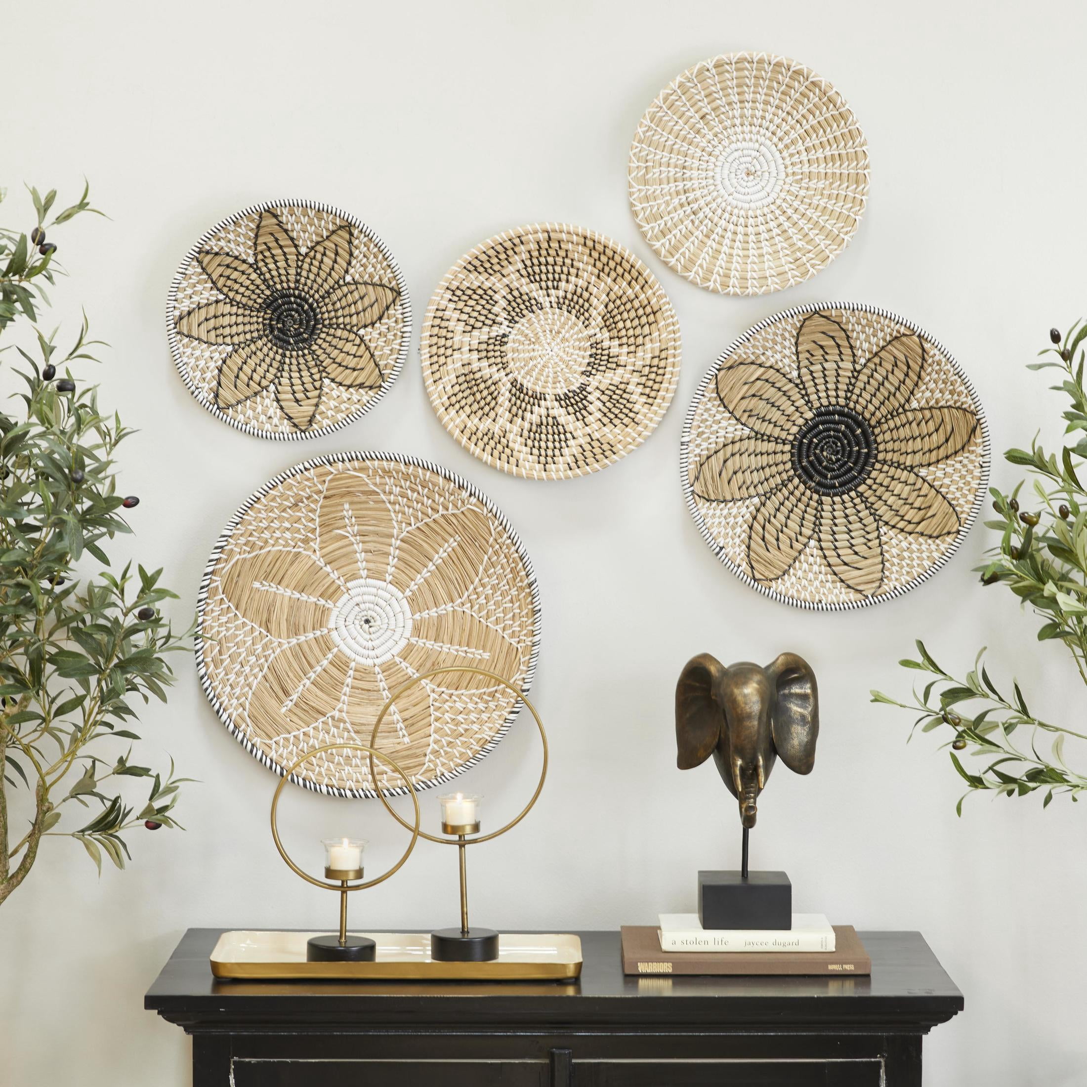 DecMode Brown Seagrass Handmade Basket Plate Wall Decor (5 Count)