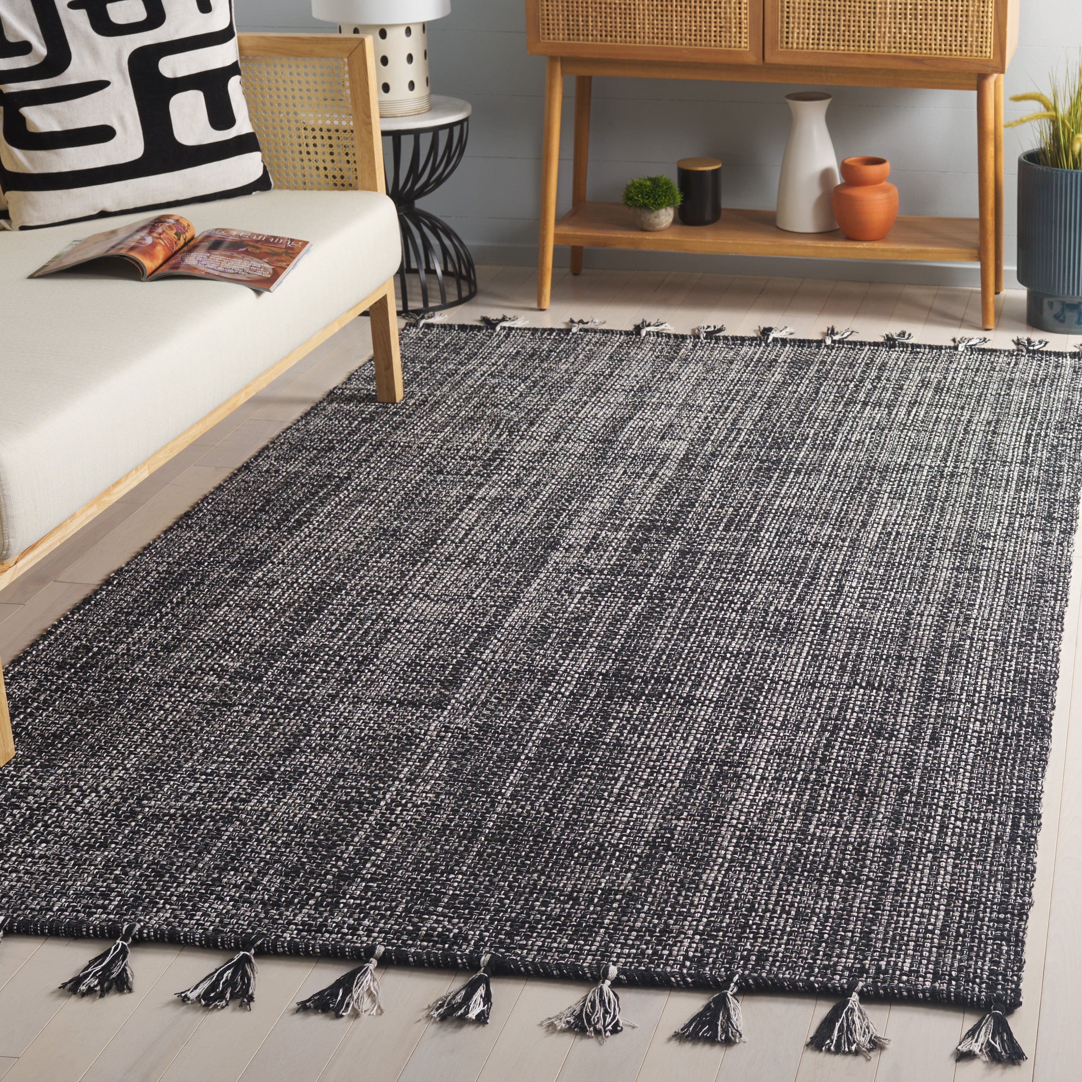 SAFAVIEH Montauk Ombre Solid Area Rug, Black, 6' x 6' Square