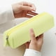 thumbnail image 1 of Bolsa de Silicona Verde para Guardar Brochas de Maquillaje | Bolsa Portátil de Silicona para Brochas de Maquillaje | Resistente Al Hollín | Silicona Apta para Uso Alimentario | 21,2 X 5,9 X 5,5 Cm |, 1 of 6