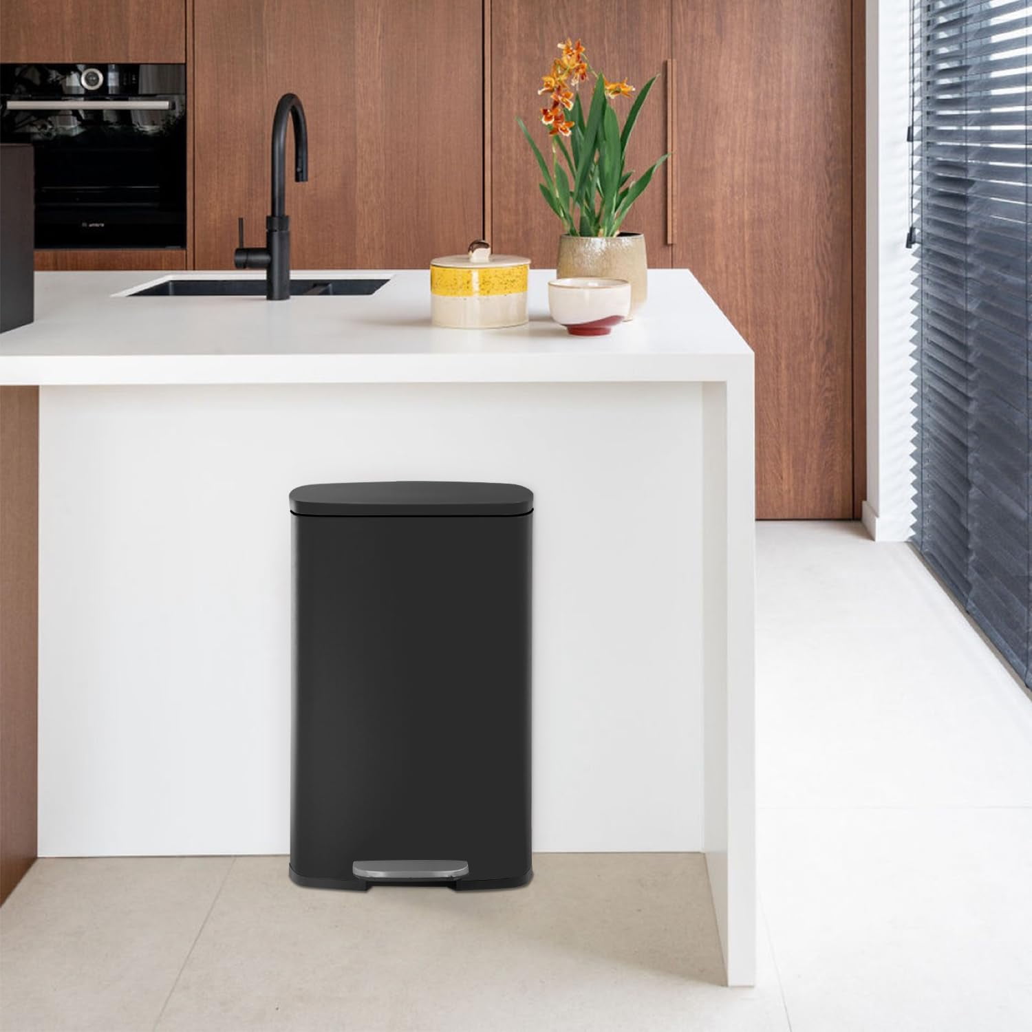 CL.HPAHKL Step-On Kitchen Trash Can, Brushed Stainless Steel Garbage Can with Soft Close Lid, Large Capacity Garbage Bin with Odor Seal for Home, Office, Bathroom, Bedroom, Black