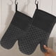 thumbnail image 4 of Juego de 4 manoplas y agarraderas para horno | Resistentes al calor hasta 260 °C | Guantes de silicona antideslizantes | Guantes de cocina protectores largos de 32 cm con soporte para ollas |, 4 of 5
