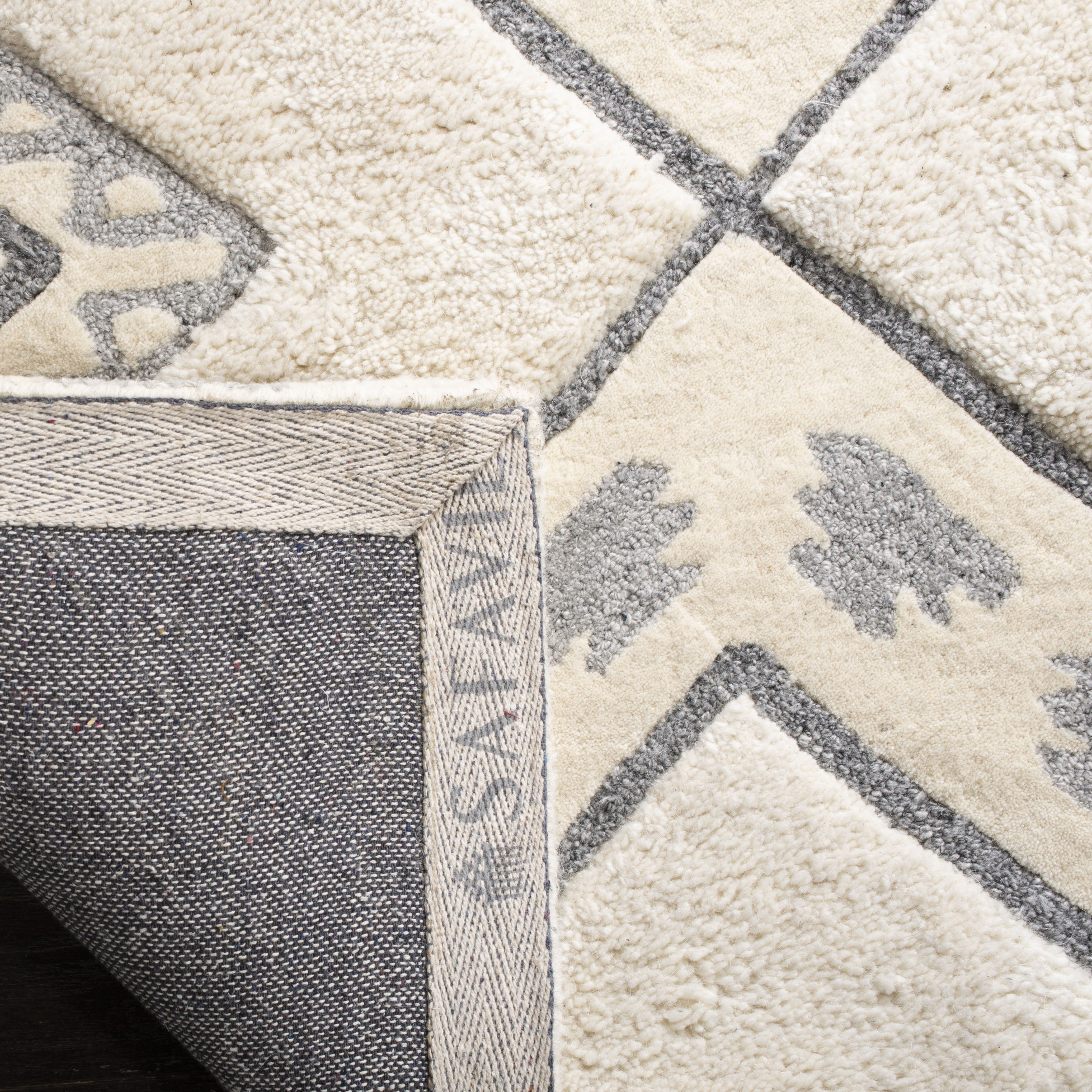 SAFAVIEH Casablanca Crispin Geometric Shag Runner Rug, Ivory/Grey, 2'3" x 10'