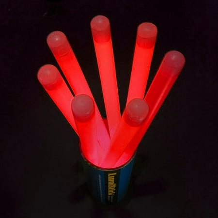 Развлекается со светящимся самотыком