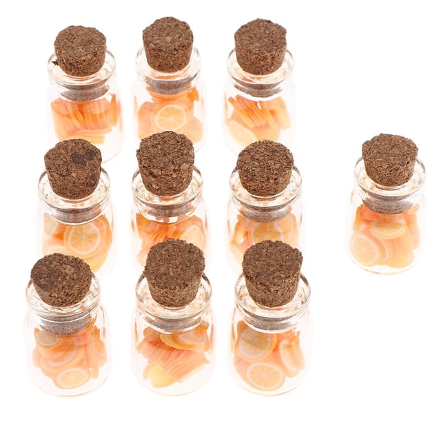 tarros de almacenamiento de corcho en miniatura yotijar 10x llenos de comida decoración 1/12 conjunto de 10 frascos de vidrio con tapón de corcho; cada frasco (≈1 x 1 x 2.5 cm) contiene pequeñas rodajas naranja en color naranja, vidrio transparente brillante y corcho marrón texturizado sobre fondo blanco; ideal para decoración de casas de muñecas 1:12 y micropaisajes, y suele usarse como accesorio para juegos de té de muñecas.