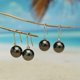 thumbnail image 4 of Pendientes colgantes de perlas negras de Tahití, 9-10 mm Pendientes colgantes con gancho para oreja de perlas negras cultivadas de agua salada genuinas de Tahití con diamante real y oro de 18 quilate, 4 of 5
