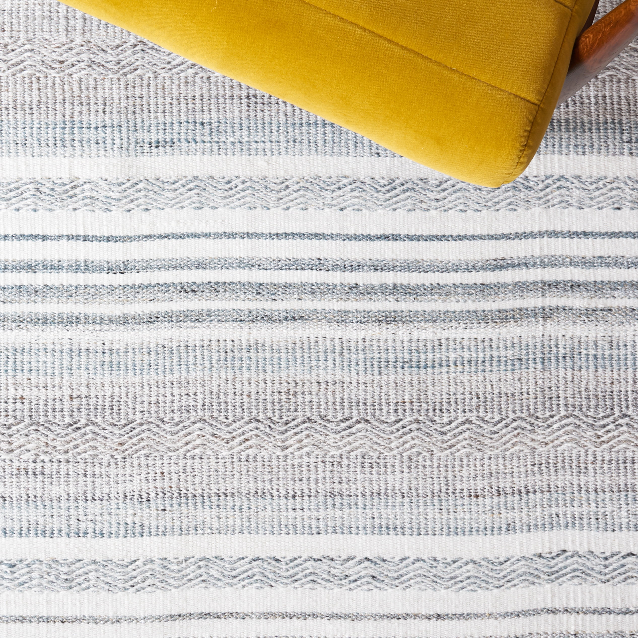 SAFAVIEH Kilim Malena Striped Polyester Area Rug, Ivory/Grey, 6' x 6' Round