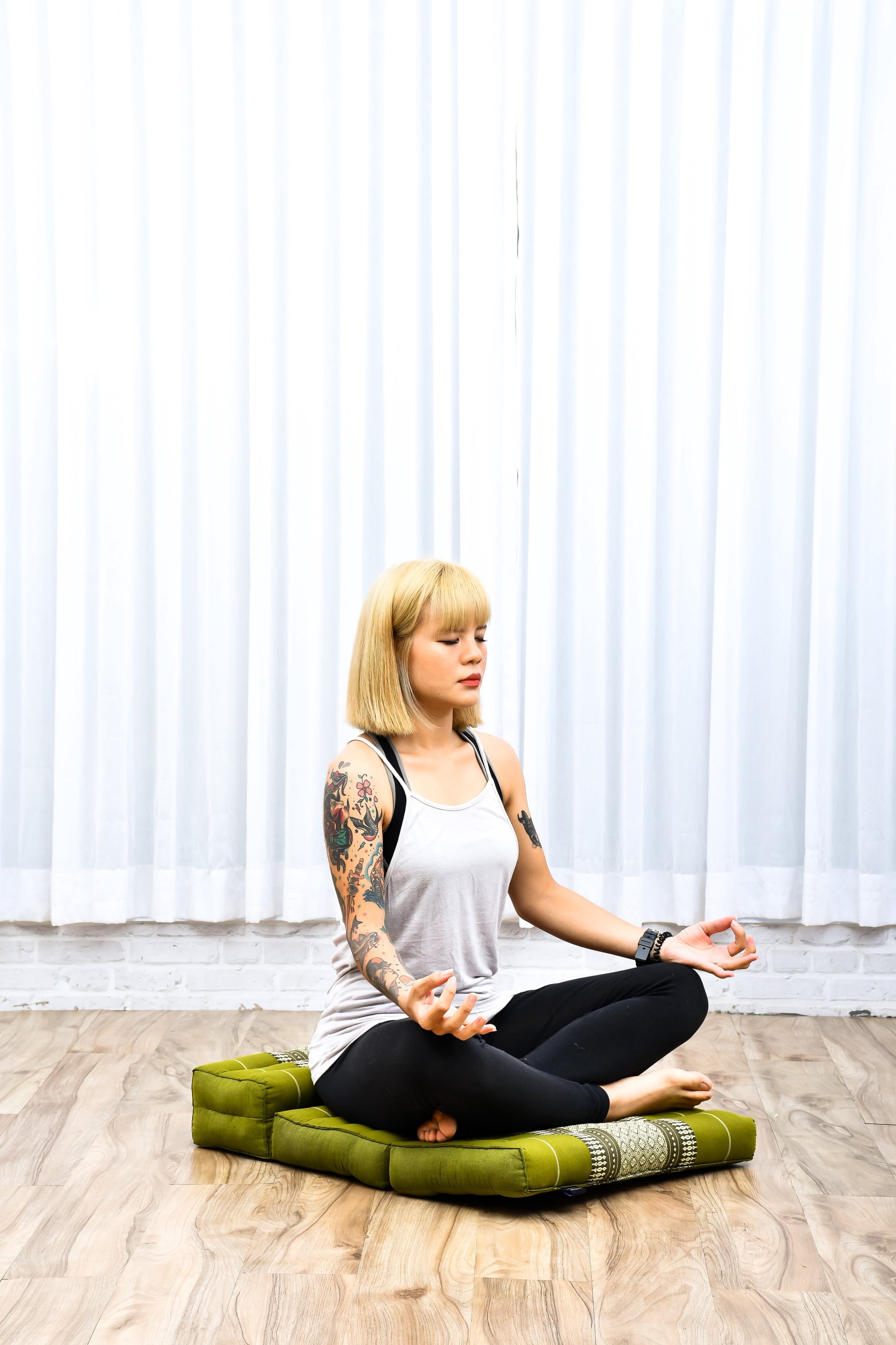 Leewadee Foldable Floor Mattress – 2 in 1 Floor Meditation Mat for Yoga and Relaxation, Seating Futon with Kapok, 20 x 28 inches, Green