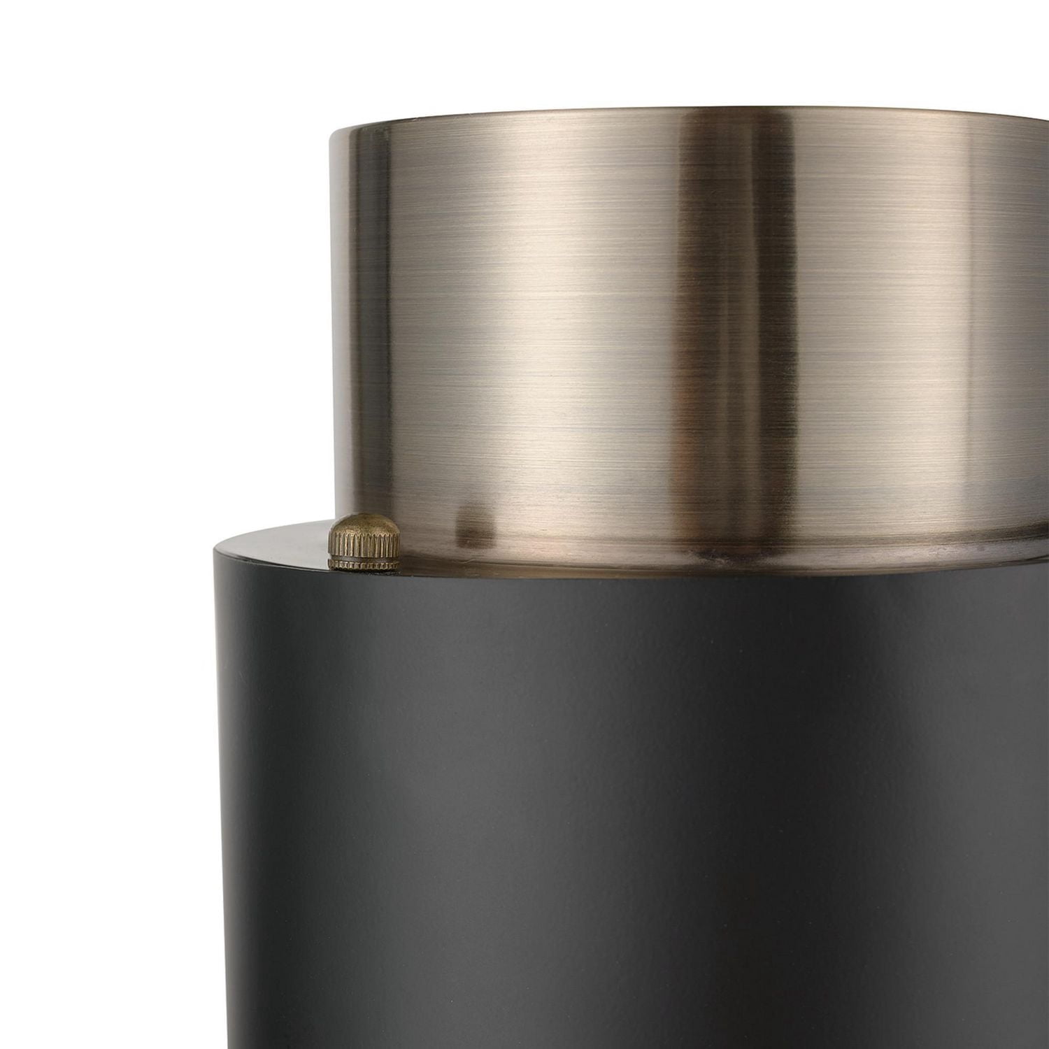 Plafonnier quasi affleurant en métal Stanley par Globe Electric à 1 ampoule, noir mat, accent laiton antique, 61106