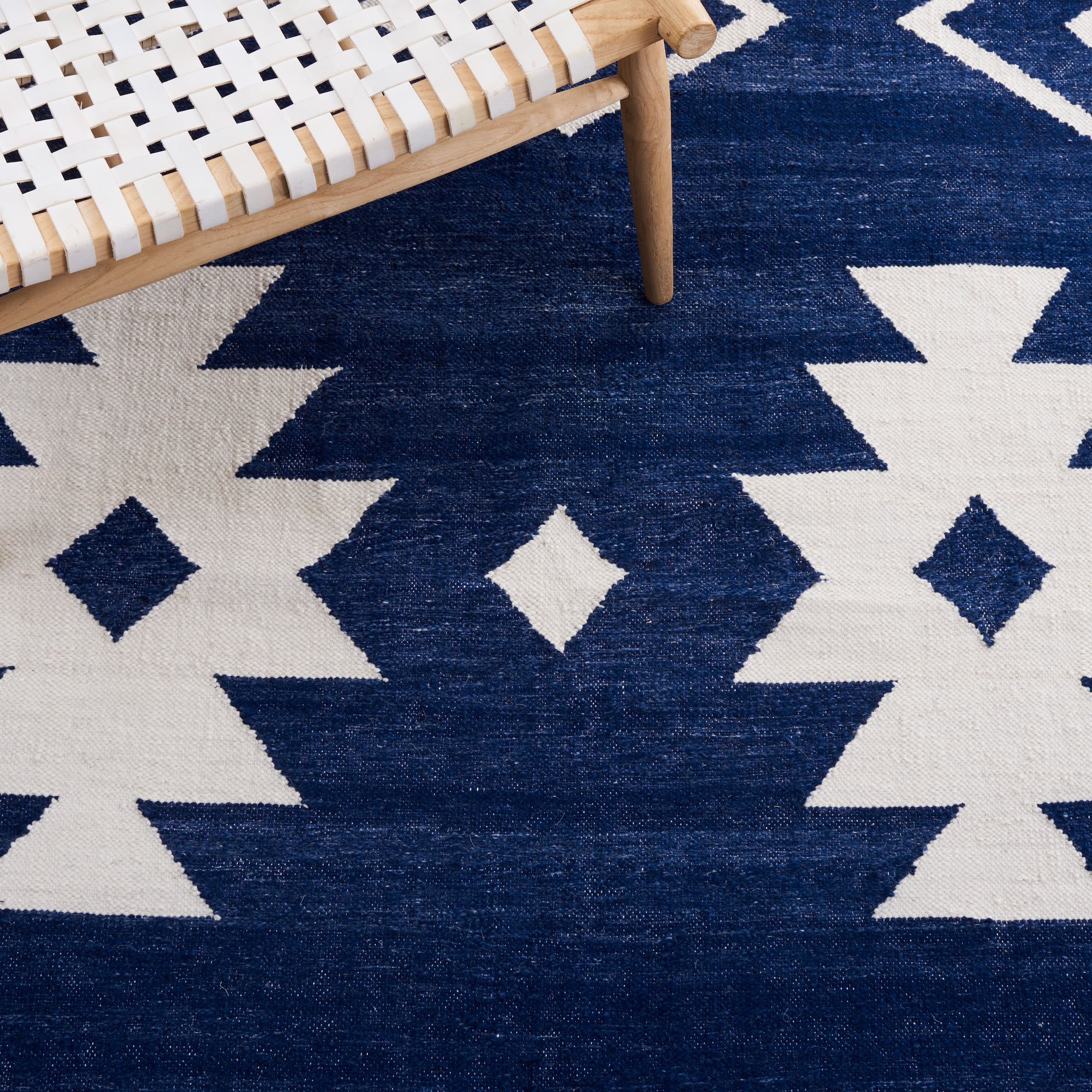 SAFAVIEH Kilim Trochez Geometric Area Rug, Navy/Ivory, 8' x 10'