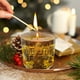 thumbnail image 1 of Vela perfumada navideña en frasco de vidrio con sensor de luz, cera reactiva al calor, ideal para uso doméstico en Navidad, con diseño de árbol de Navidad y calles de Londres., 1 of 5
