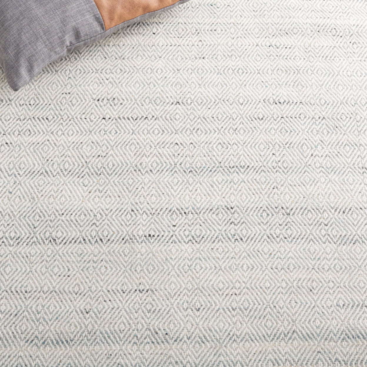 SAFAVIEH Martha Stewart Wilton Geometric Area Rug, Light Blue/Ivory, 5' x 8'