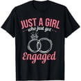 thumbnail image 1 of Playera Cómoda y Divertida - Soy Una Chica Que Acaba De Comprometerse Pareja Novio Compromiso, 1 of 7