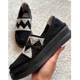 thumbnail image 3 of Collection Cube de Chaussures Kurdes Patrimoniales, 3 of 4