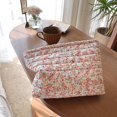 thumbnail image 2 of Bolsa de maquillaje Sminra con estampado floral de algodón acolchado, tamaño grande, rojo, para mujer, 2 of 6