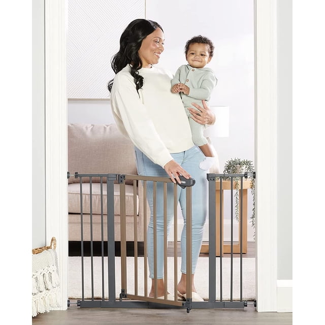 Regalo Heritage & Home Puerta de seguridad para bebés extra ancha de 39 pulgadas, marca galardonada, incluye puerta de madera decorativa, kits de extensión, kit de montaje a presión, copas de pared y